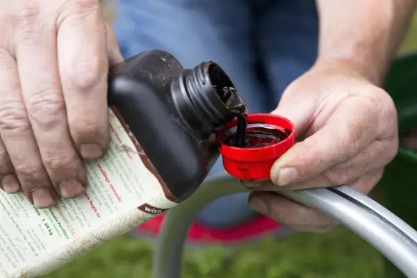 Feeding plants - using liquid feed