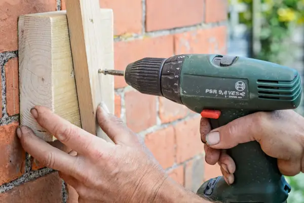 Screwing wood together