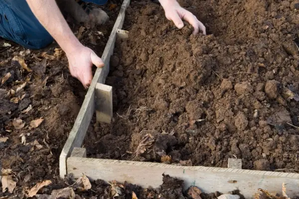 How to make a strawberry bed - fixing the frames together