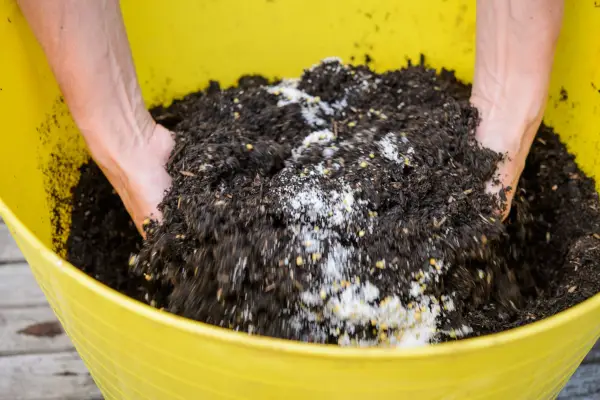 Mixing water-retaining granules to the compost