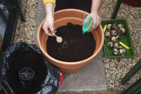 Adding slow-release fertiliser