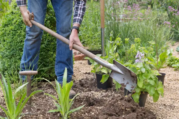 How to create a gravel border - digging a hole