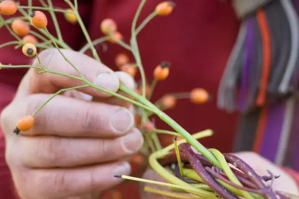 push-stems-into-the-wreath-3