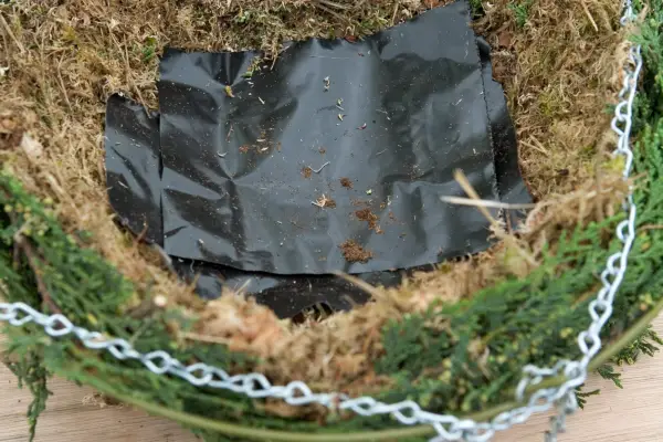 Lining the basket with plastic, to conserve moisture