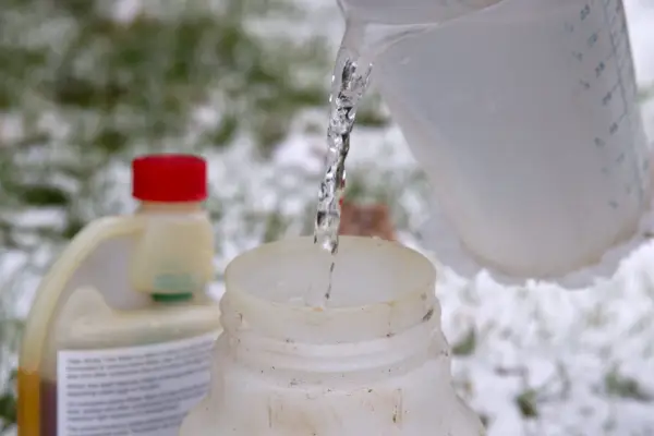 Adding the solution to the pressure sprayer