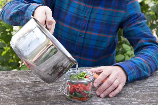 How to pickle chillies - adding vinegar to the chillies