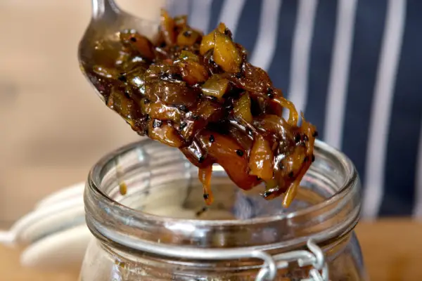 Filling jars with chutney