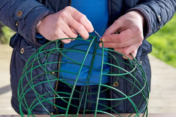 Fixing two hanging baskets together