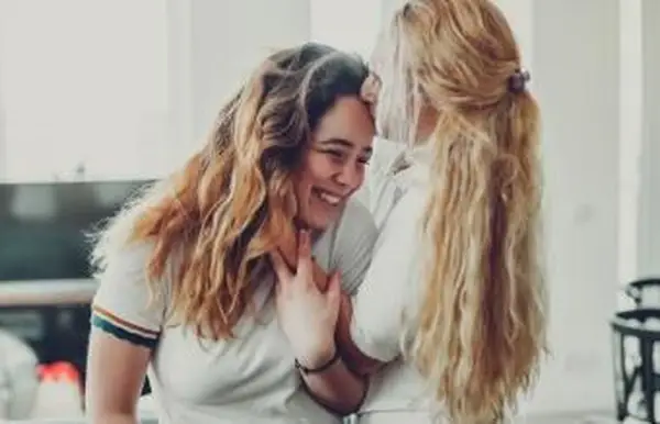 Mãe beijando a filha