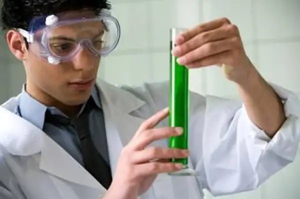 esperimento in laboratorio chimico