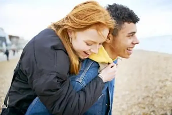 Młoda para cieszy się razem na plaży zimą