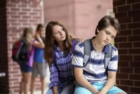 Amiga reconfortante depois de ser intimidada