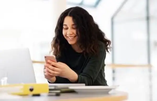 Nastoletnia uczennica w klasie