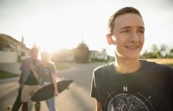 Uśmiechnięty nastoletni chłopak