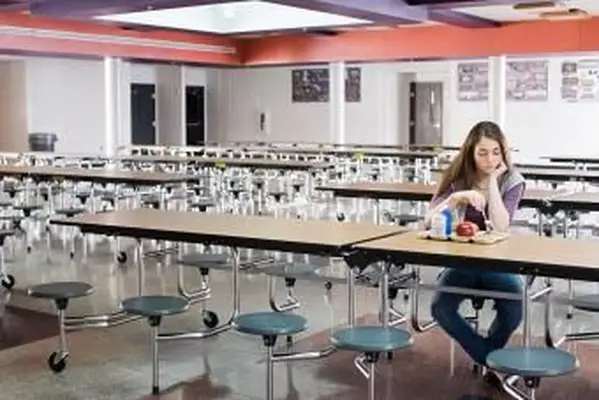 Chica sola en el almuerzo