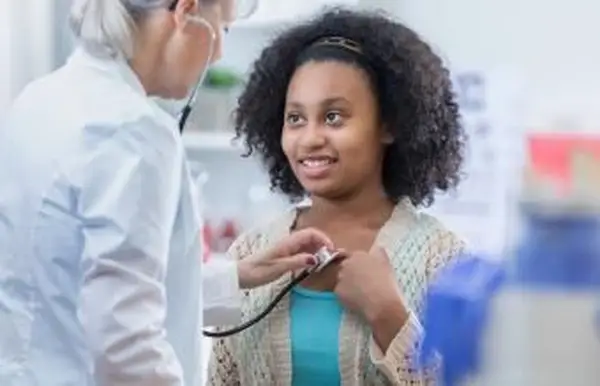 Le médecin écoute le patient adolescent