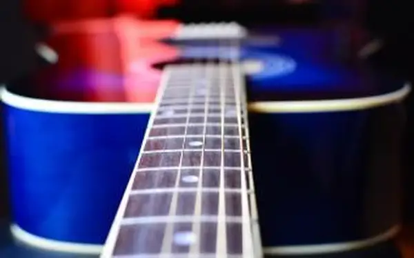 chitarra acustica blu