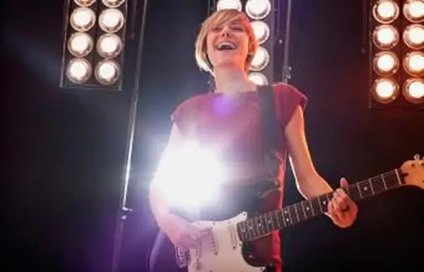 Druckbare Musik für die einfachsten Popsongs zum Spielen auf der Gitarre