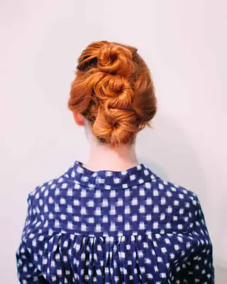 Updo fácil y desordenado para el cabello más corto