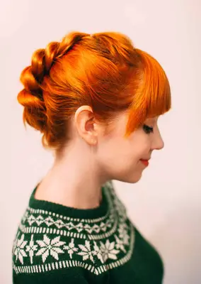 Una trenza falsa updo para cabello más corto