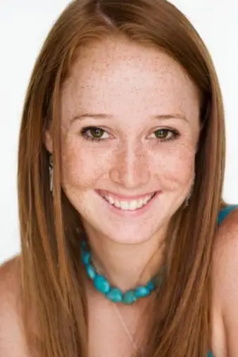 Ciemno-truskawkowe włosy