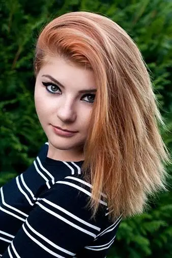 Truskawkowy blond włosy z pasemkami