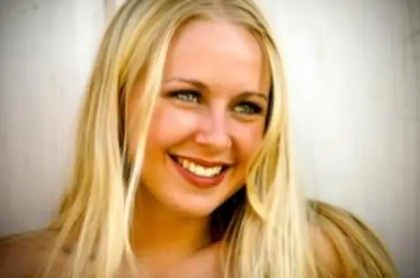 Soluciones para cabellos rubios con mechas que se están volviendo verdes