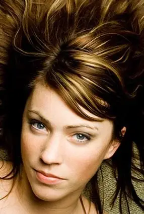 太陽が黒髪のハイライトにキスした