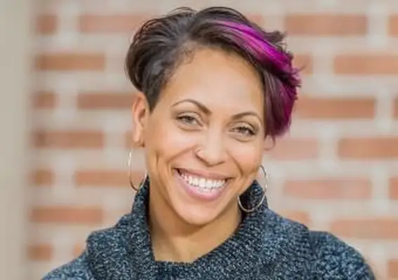 Afroamerykanka z ciemnoróżowym podświetleniem