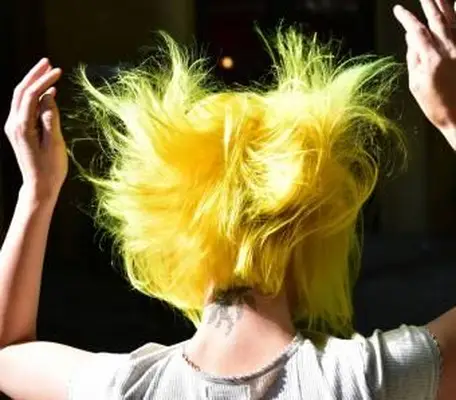 Mujer con pelo amarillo