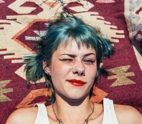 Chica con cabello verde