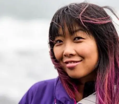 mujer con cabello teñido de rosa