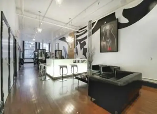 Interior del salón Alibi NYC