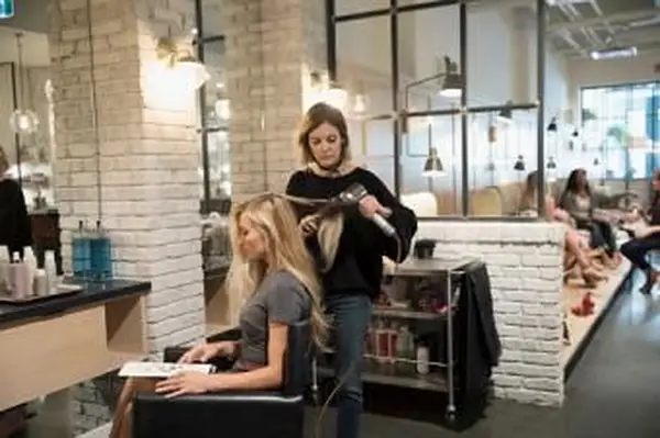 Peluquería peinar el cabello en la peluquería