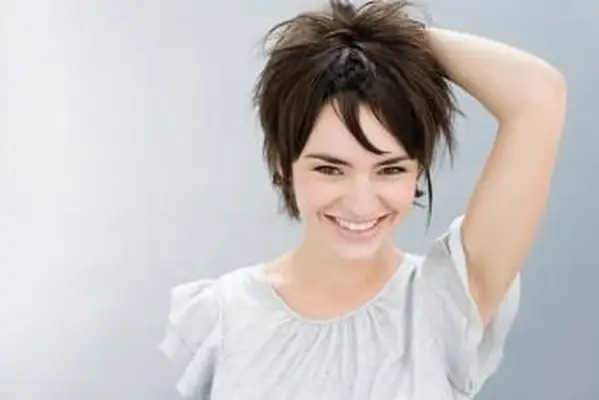 https://cf.ltkcdn.net/hair/images/slide/219617-704x469-Unkept-asymmetrical-haircut.webp