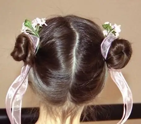 https://cf.ltkcdn.net/hair/images/slide/3978-457x400-bun6.webp