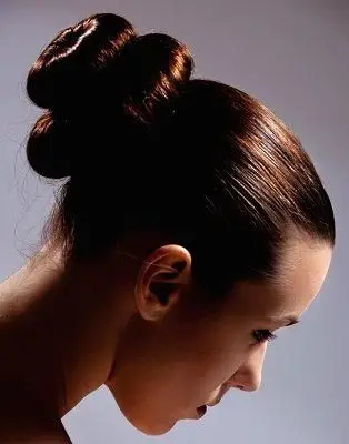 https://cf.ltkcdn.net/hair/images/slide/3969-314x400-bun2.webp