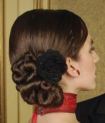 https://cf.ltkcdn.net/hair/images/slide/3975-340x400-bun9.webp