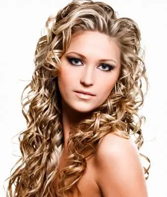 https://cf.ltkcdn.net/hair/images/slide/155904-639x751r1-Defined-curls.webp