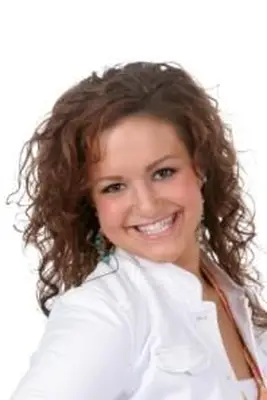 Coupe de cheveux shag en couches pour visage rond