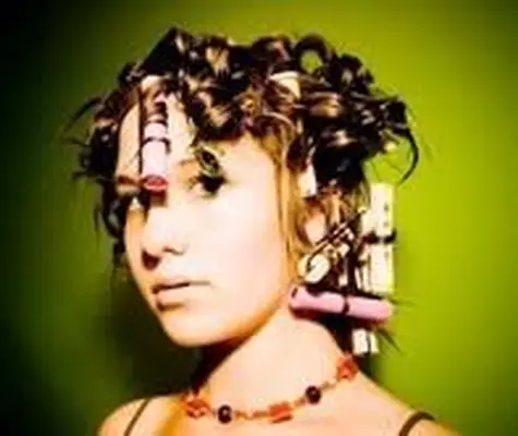 ローラーに濡れた髪を設定する