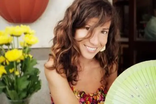 Frau mit welligem Haar mit Fächer