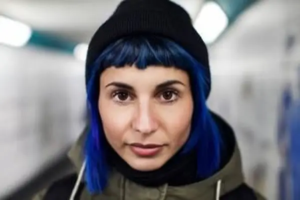 kantiges blaues Haar