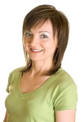 glattes geschichtetes Haar mit seitlichem Pony