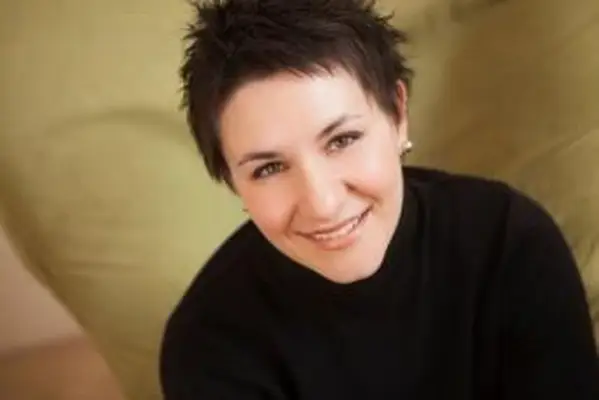 Frau mit Pixie-Haarschnitt