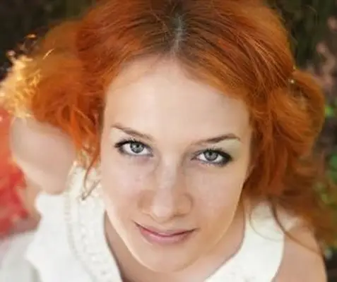 Frisuren für Frauen mit großen Nasen: 7 schmeichelhafte Looks