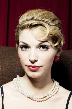 Updo dos anos 50 com franja enrolada em alfinetes