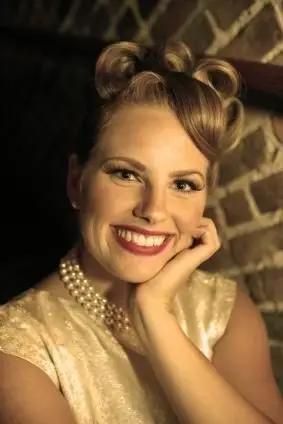 Updo estilo anos 50 com cachos