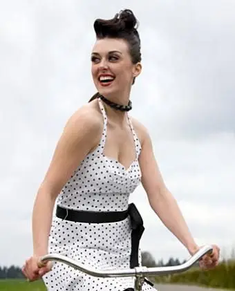 Updo dos anos 50 com cachos de alfinetes