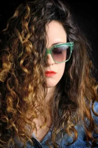 두꺼운 로커 곱슬 머리를 가진 여자